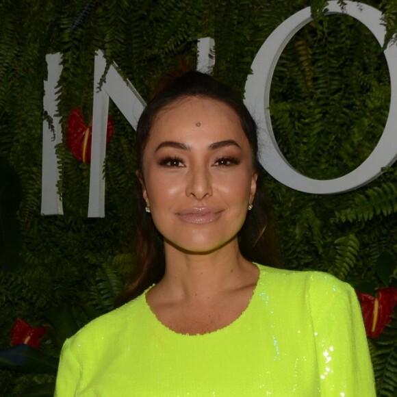 Sabrina Sato aposta em look verde-limão para a Beauty Fair, em São Paulo