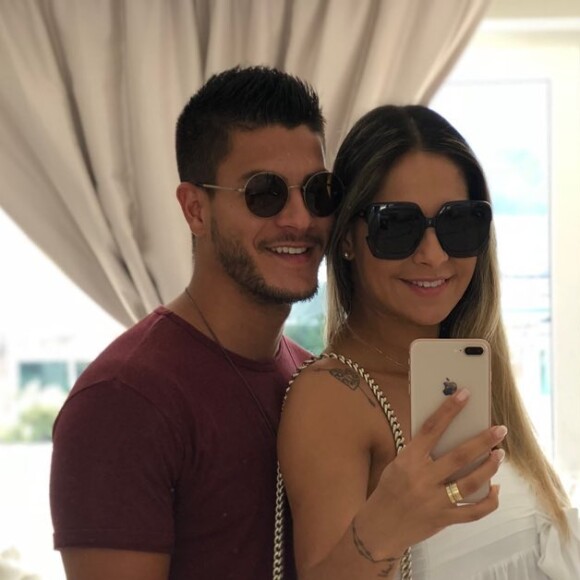 'Tenho os vistos necessários para viver lá como eu também tenho passaporte e cidadania de outros lugares também, por conta da minha família', explicou Mayra Cardi