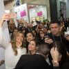 Grazi Massafera posa com fãs em evento de beleza em São Paulo