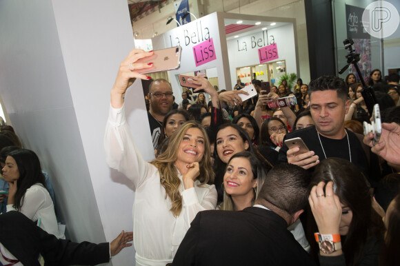 Grazi Massafera posa com fãs em evento de beleza em São Paulo