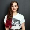 T-shirt com saia midi de oncinha foi o look escolhido pela atriz Katherine Langford no desfile da Calvin Klein durante a Semana de Moda de Nova York 2019