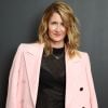 Para prestigiar o desfile da Clavin Klein na Semana de Moda de Nova York, a cineasta Laura Dern quebrou o look preto com um sobretudo rosado bem fresh