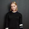 A atriz Ekaterina Samsonov apostou na clutch laranja para deixar o look preto mais despojado no desfile da Calvin Klein na Semana de Moda de Nova York 2019