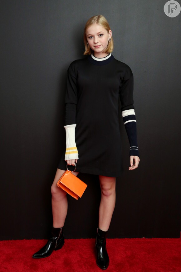 A atriz Ekaterina Samsonov apostou na clutch laranja para deixar o look preto mais despojado no desfile da Calvin Klein na Semana de Moda de Nova York 2019