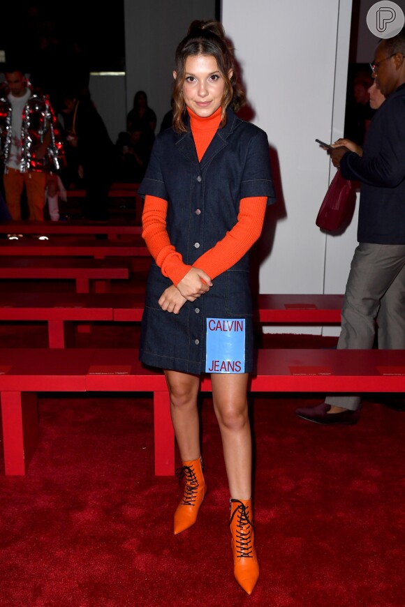 O laranja bem forte, quase neon, também apareceu no look de Millie Bobby Brown na camisa e na bota de cadarço durante o desfile da Calvin Klein na Semana de Moda de Nova York 2019