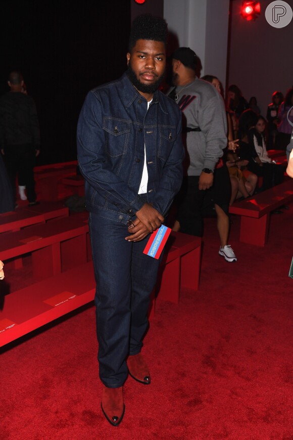 Para prestigiar o desfile da Calvin Klein na Semana de Moda de Nova York, o cantor Khalid apostou no look clássico de calça e jaqueta jeans