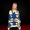 A influencer SooJoo Park apostou na tendência do moletom e usou combinou o casaco com uma saia de franjas no look do desfile da Calvin Klein na Semana de Moda de Nova York 2019