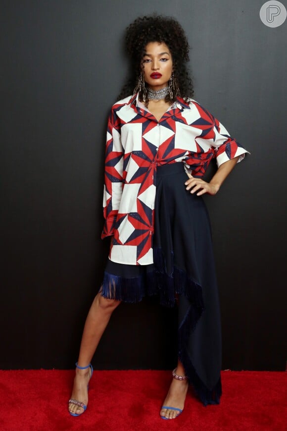 A modelo Indya Moore usou um vestido assimétrico com franjas e detalhes geométricos no look do desfile da Clavin Klein na Semana de Moda de Nova York 2019