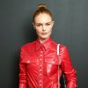 O macacão vermelho com tecido estilo vinílico foi a escolha de Kate Bosworth para assistir ao desfile da Calvin Klein durante a Semana de Moda de Nova York 2019