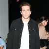 Jake Gyllenhaal apostou no look casual preto e branco no desfile da Calvin Klein na Semana de Moda de Nova York