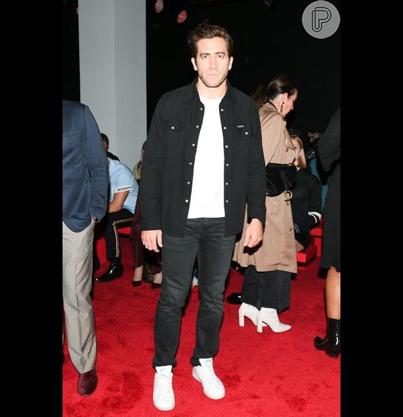Jake Gyllenhaal apostou no look casual preto e branco no desfile da Calvin Klein na Semana de Moda de Nova York