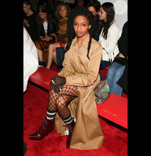 A modelo Selah Marley usou um sobretudo com meia arrastão no look do desfile da grife Calvin Klein na Semana de Moda de Nova York 2019