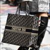 A Dior emplacou sua tote bag personalizada entre os fashionistas