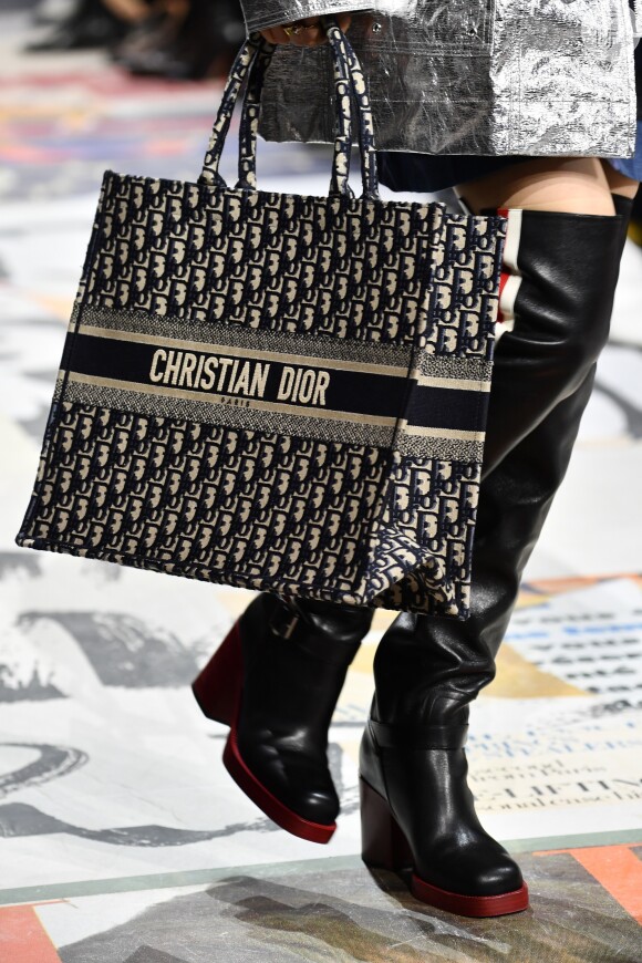 A Dior emplacou sua tote bag personalizada entre os fashionistas