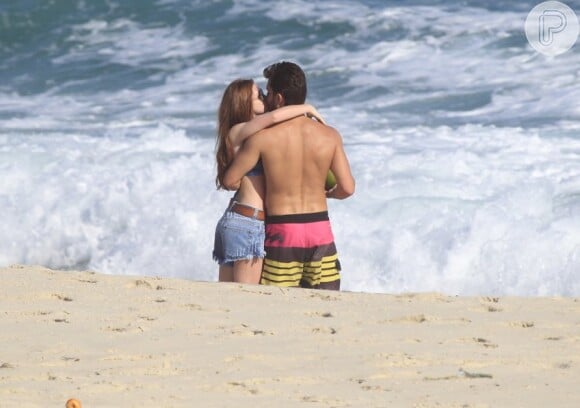 Marina Ruy Barbosa e Klebber Toledo em clima de romance em praia do Rio de Janeiro
