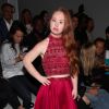 Cheia de estilo, Madeline aposta em produções coloridas para a Semana de Moda de Nova York