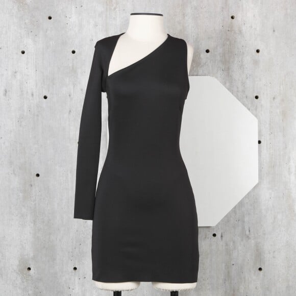 O vestido preto usado por Atena custa R$ 300