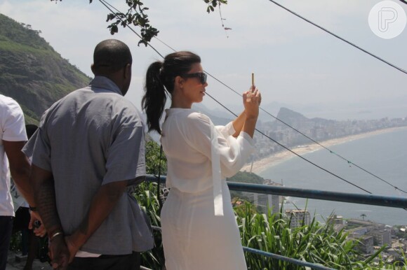 Kim tira foto da vista com seu celular