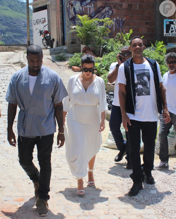 Kim Kardashian vai com o marido, Kanye West e o ator Will Smith, conhecer o morro do Vidigal, na zona sul do Rio de Janeiro, em 10 de fevereiro de 2013