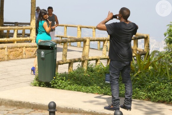 Ao chegar ao Rio, na sexta-feira (8), Kim e Kanye conheceram a Vista Chinesa, no Alto da boa Vista; o marido fez vários cliques da mulher