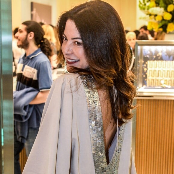 Ana Paula Padrão exibiu decote nas costas na inauguração da loja Tiffany & Co no Shopping JK Iguatemi, em São Paulo