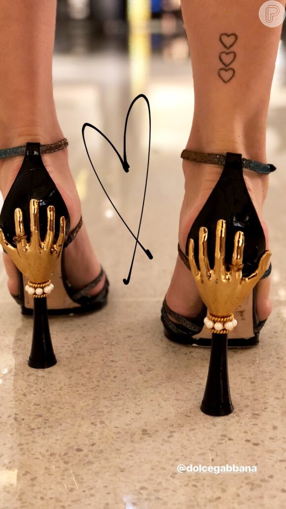 As sandálias Dolce & Gabbana de Camila Queiroz tinham detalhes de mãos na parte de trás