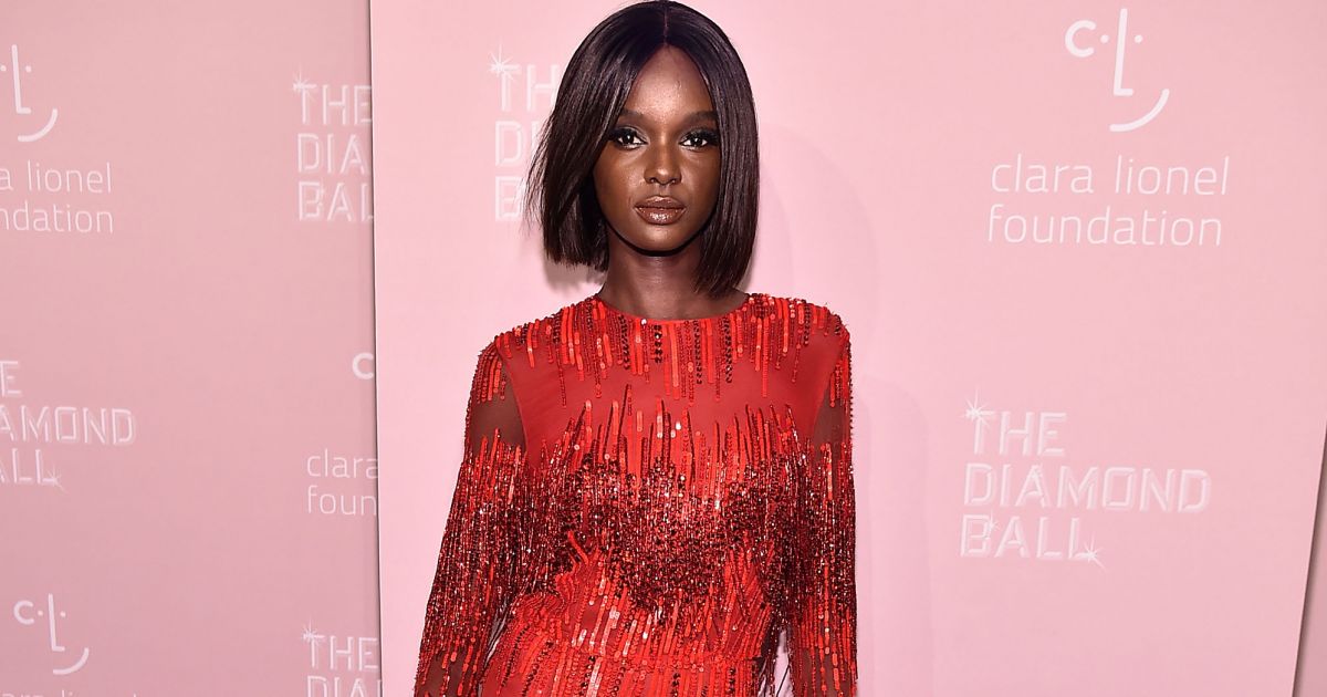 A modelo australiana Duckie Thot apostou em um macação vermelho, repleto de  miçangas, na 4ª edição do Diamond Ball, em Nova York, nos Estados Unidos,  na noite d - Purepeople