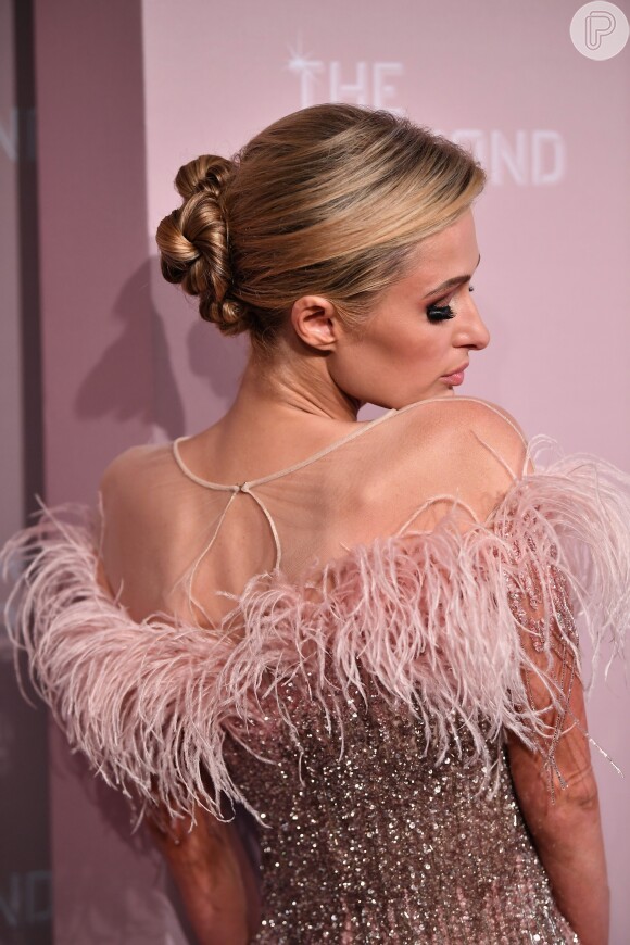 Paris Hilton completou produção com coque estruturado e fios polidos