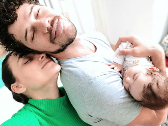 Débora Nascimento posou com o marido, José Loreto, e a filha, Bella, nesta sexta-feira, 14 de setembro de 2018