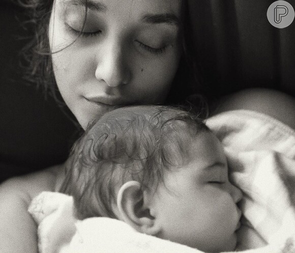Mãe de Bella, Débora Nascimento é uma defensora da amamentação 