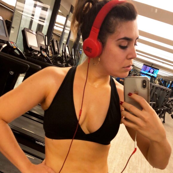 'O que resolveu pra mim foi fazer tudo da forma correta, fazer exercícios, reeducação alimentar, comer nas horas certas os alimentos certos', explicou Naiara Azevedo