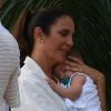 Ivete Sangalo posa abraçada à filha gêmea, em batizado