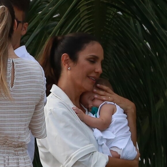 Ivete Sangalo posa abraçada à filha gêmea, em batizado