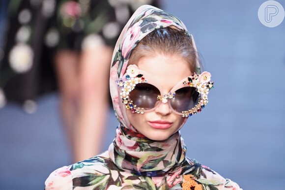 Vintage: a Dolce & Gabbana criou todo um clima com o lenço estampado usado junto com esses óculos enormes!