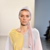 Um lenço em estilo minimalista complementa o look da marca Bevza na Semana de Moda de Nova York