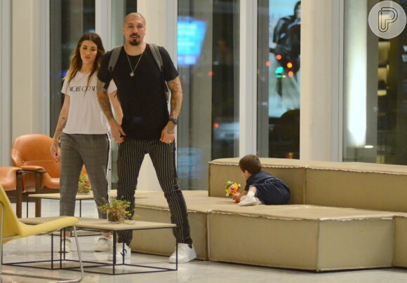Aline Gotschalg e Fernando Medeiros com o filho, Lucca, no shopping