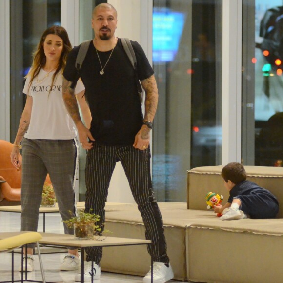 Aline Gotschalg e Fernando Medeiros com o filho, Lucca, no shopping