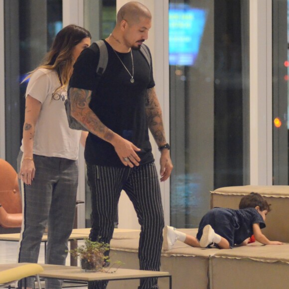 Aline Gotschalg e Fernando Medeiros levaram o filho, Lucca, para um passeio no shopping