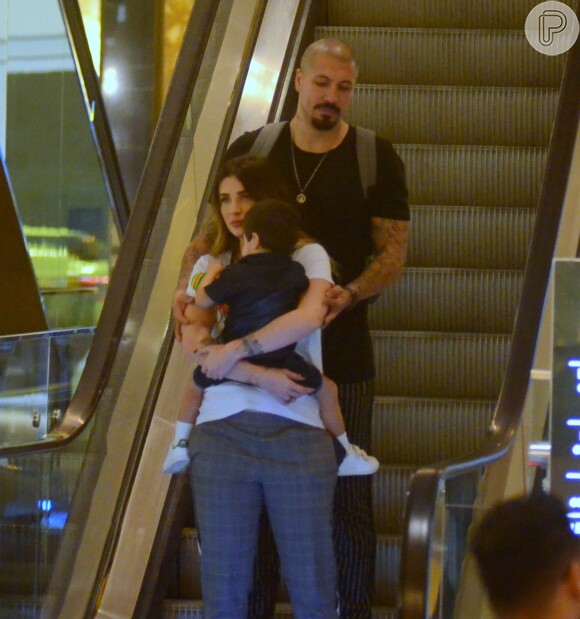 Aline Gotschalg e Fernando Medeiros passearam com o filho, Lucca, de 2 anos, pelo shopping Village Mall, na Barra da Tijuca, na zona oeste do Rio