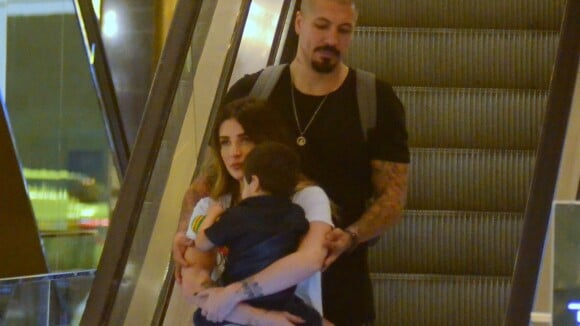 Aline Gotschalg e Fernando Medeiros levam filho para passeio no shopping. Fotos!
