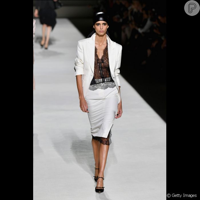 Apesar de a produção ter sido criada com renda e transparência, sua base: o  tailleur branco, é praticamente um office look pronto! - Purepeople