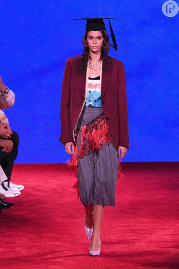 Montado com peças sóbrias como a saia mídi plissada e o blazer, o look da Calvin Klein ganha um toque divertido com a t-shirt e o scarpin colorido. Ótima inspiração para se aplicar no escritório