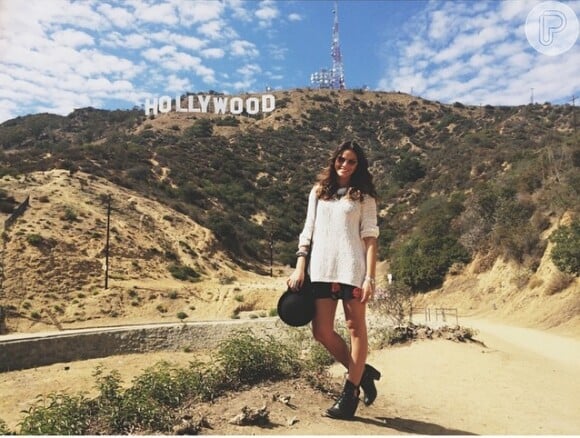 Bruna Marquezine visita o letreiro de Hollywood, em Los Angeles