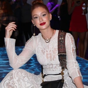 Marina Ruy Barbosa apostou em renda para o lançamento do novo perfume da Dior, Joy