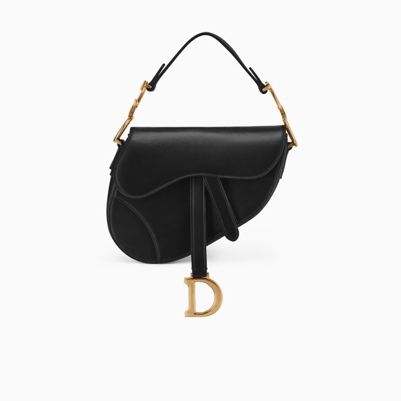 Marina Ruy Barbosa compôs o look com uma bolsa Dior Míni Saddle