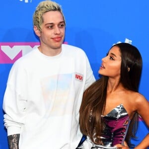 Ariana Grande atualmente está noiva do comediante Pete Davidson