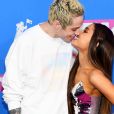 Ariana Grande cancelou a participação no Emmy após a morte do ex. A cantora ia acompanhar o noivo, Pete Davidson, na premiação