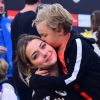 Davi Lucca beija a mãe, Carol Dantas, após em campeonato de futebol