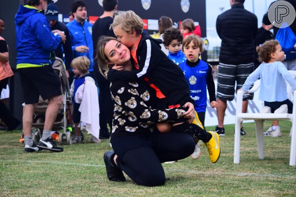 Davi Lucca beija a mãe, Carol Dantas, após em campeonato de futebol