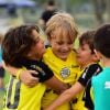 Filho de Neymar, Davi Lucca abraça os colegas após emplacar gol